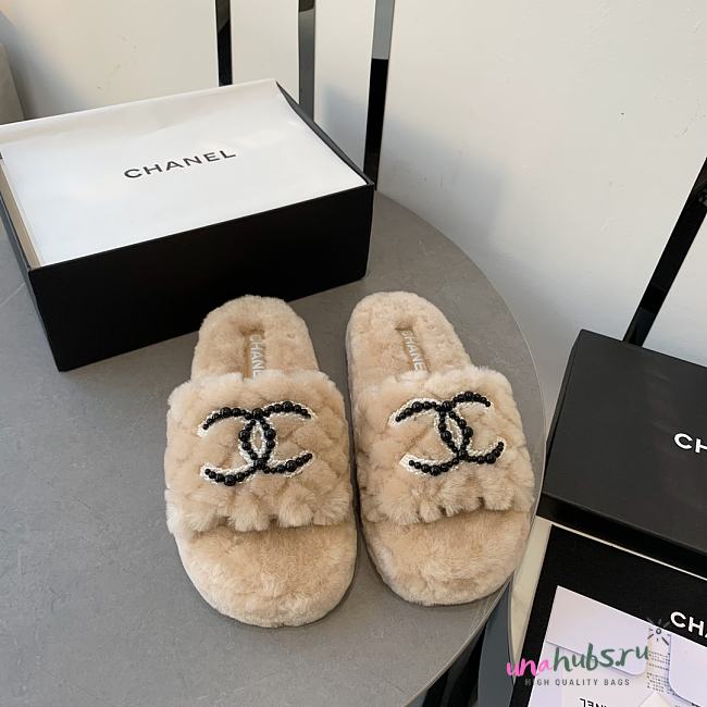 Chanel beige shearling slippers - 1