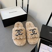 Chanel beige shearling slippers - 1