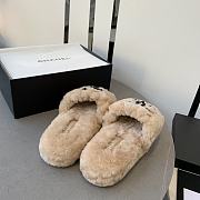 Chanel beige shearling slippers - 6