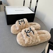 Chanel beige shearling slippers - 5