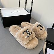 Chanel beige shearling slippers - 2