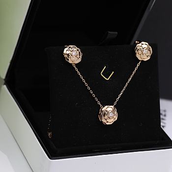 Chanel flower set ( necklace + earings ) 