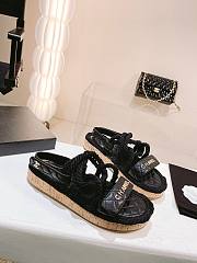 Chanel slippers black in raffia - 5