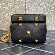 Valentino Garavani Roman Stud small quilted black leather shoulder bag - 4