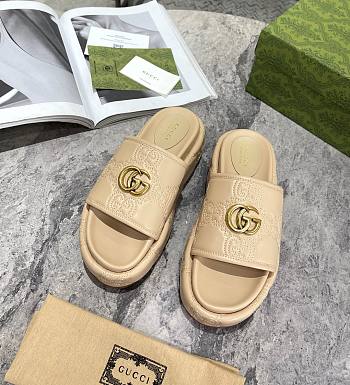 Gucci beige leather slippers 