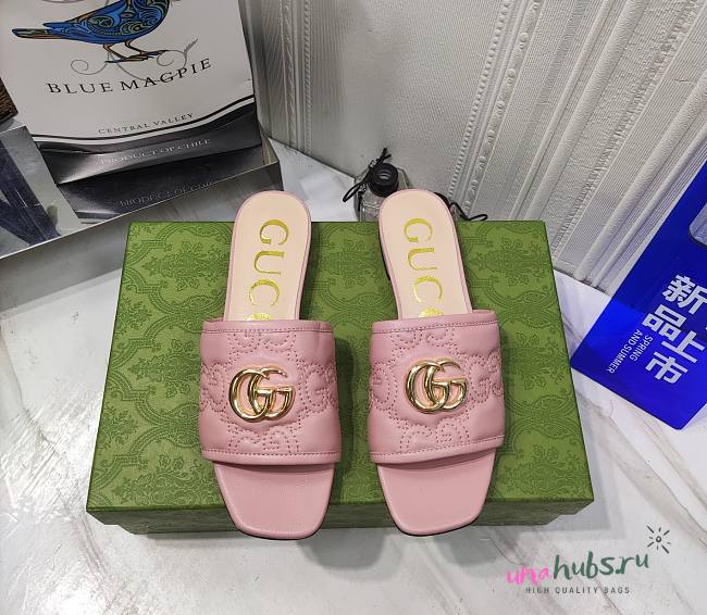 Gucci pink GG leather slippers - 1