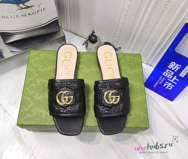 Gucci black GG leather slippers - 1