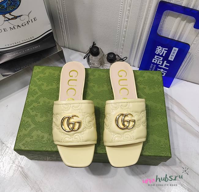 Gucci beige GG leather slippers - 1