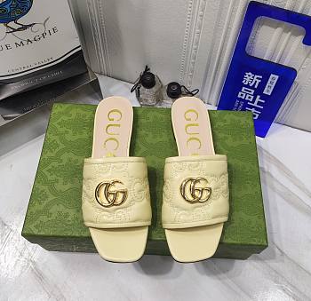Gucci beige GG leather slippers