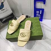 Gucci beige GG leather slippers - 2