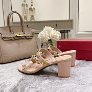 Valentino Garavani beige stud heel leather sandals - 2