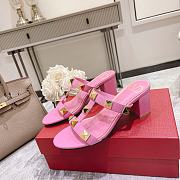 Valentino Garavani pink stud heel leather sandals - 2