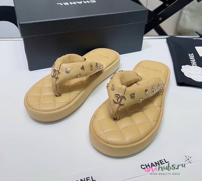 Chanel beige charm puffer slippers - 1