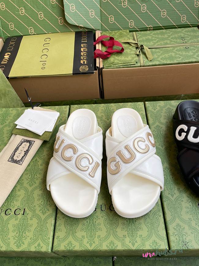 Gucci bold logo white leather sandals - 1