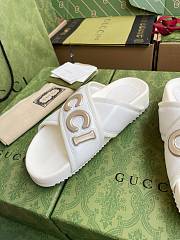 Gucci bold logo white leather sandals - 2