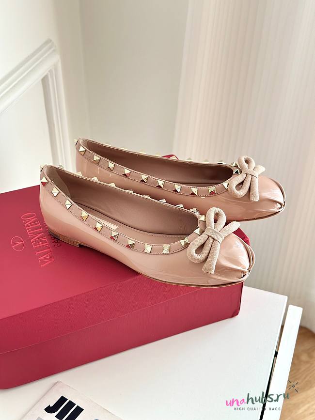 Valentino Rockstud patent beige leather ballet flats - 1