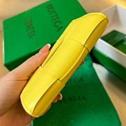 Bottega Veneta yellow intrecciato card holder  - 6