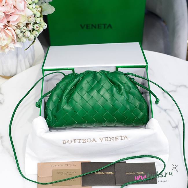 Bottega Veneta Pouch Mini Green Leather Clutch - 1