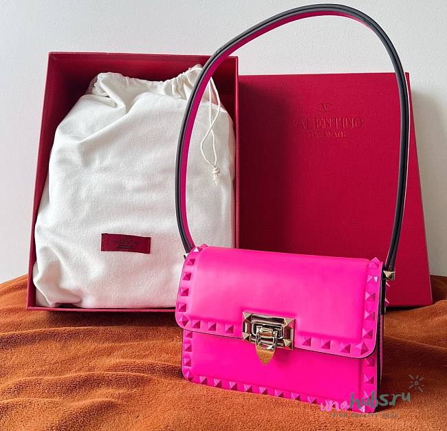 Valentino small rockstud23 smooth pink shoulder bag - 1