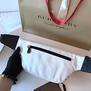 Burberry white logo printed belt bag - 4