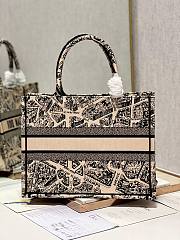 Dior medium book tote beige plan de Paris embroidery bag  - 4