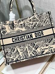 Dior medium book tote beige plan de Paris embroidery bag  - 2