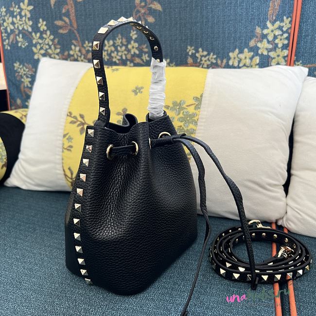 Valentino Garavani rockstud black leather bucket bag - 1