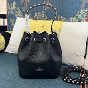 Valentino Garavani rockstud black leather bucket bag - 2