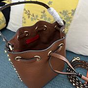 Valentino Garavani rockstud brown leather bucket bag - 5