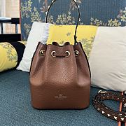 Valentino Garavani rockstud brown leather bucket bag - 2