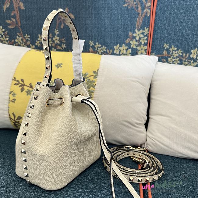 Valentino Garavani rockstud white leather bucket bag - 1