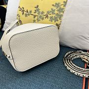 Valentino Garavani rockstud white leather bucket bag - 6