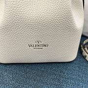 Valentino Garavani rockstud white leather bucket bag - 5