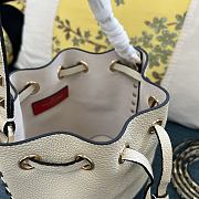 Valentino Garavani rockstud white leather bucket bag - 4