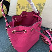 Valentino Garavani rockstud pink leather bucket bag - 3