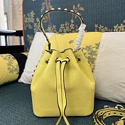 Valentino Garavani rockstud yellow leather bucket bag - 6