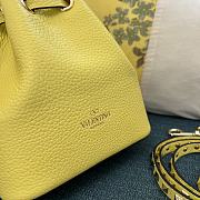 Valentino Garavani rockstud yellow leather bucket bag - 5