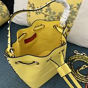 Valentino Garavani rockstud yellow leather bucket bag - 4