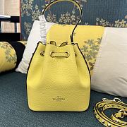 Valentino Garavani rockstud yellow leather bucket bag - 3