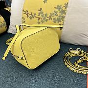 Valentino Garavani rockstud yellow leather bucket bag - 2