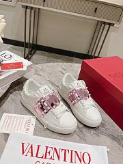 Valentino Garavani pink rockstud leather platform sneakers - 1