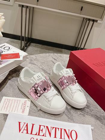 Valentino Garavani pink rockstud leather platform sneakers