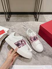 Valentino Garavani pink rockstud leather platform sneakers - 4