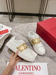 Valentino Garavani gold rockstud leather platform sneakers - 1