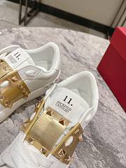 Valentino Garavani gold rockstud leather platform sneakers - 4