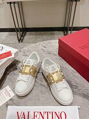 Valentino Garavani gold rockstud leather platform sneakers - 2