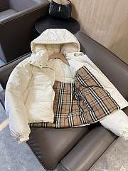 BURBERRY Reversible cropped down white jacket - 6