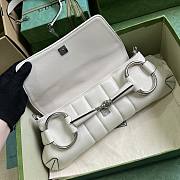 Gucci Horsebit large chain white leather bag - 5