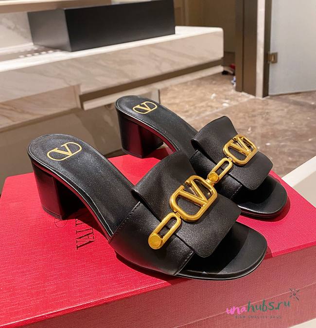 Valentino Garavani VLOGO black leather sandals - 1