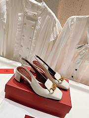 Valentino V logo chain white leather slingback heels  - 4